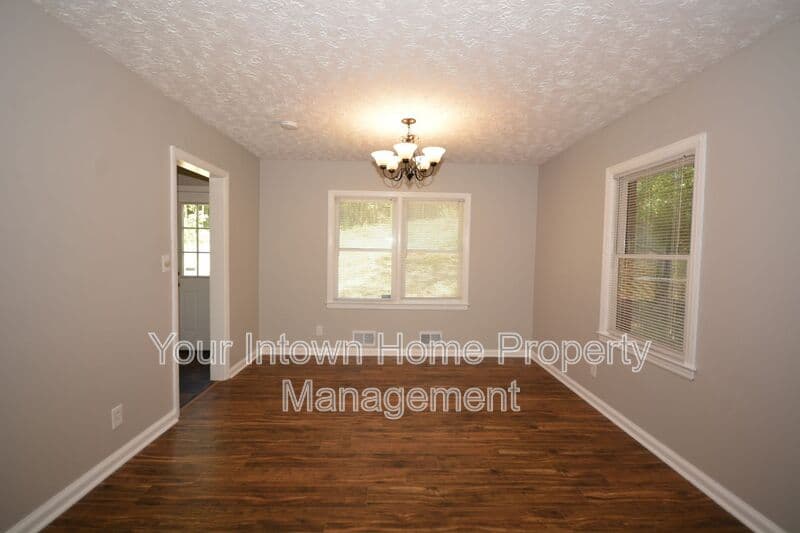 Atlanta House: 1864 Flintwood Dr Se