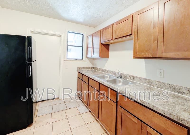 Jacksonville House: 768 Gardenia Ln