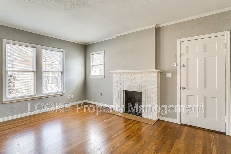 Fort Worth House: 3204 Rogers Avenue