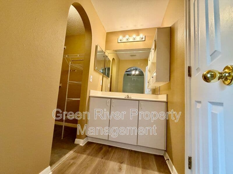Jacksonville House: 8311 Oak Crossing Drive West