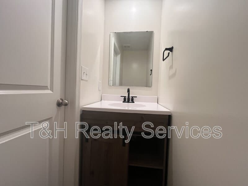 Ulen House: 854 McArthur Drive