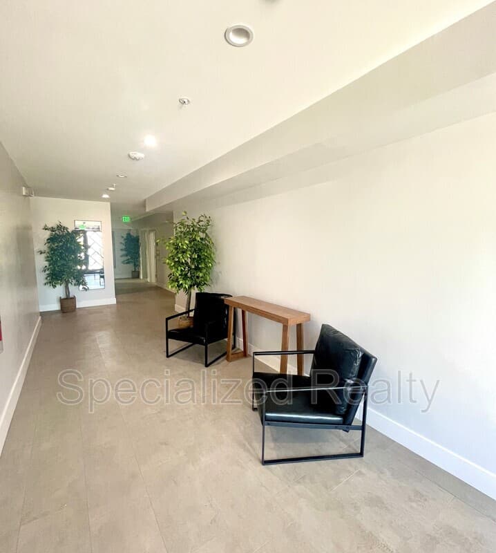 Los Angeles Condo: 5068 Romaine Street