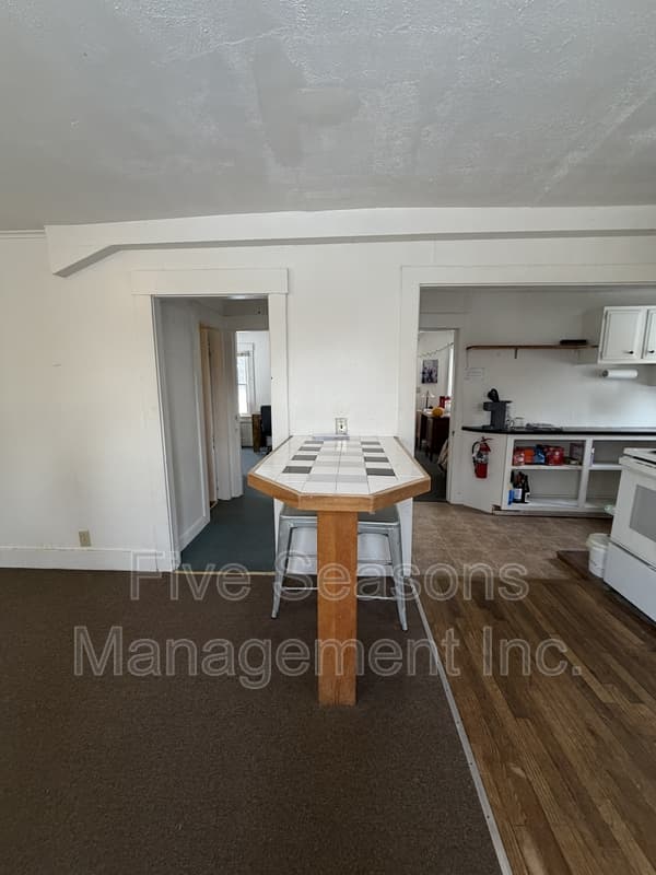 Burlington House: 366 Riverside Ave