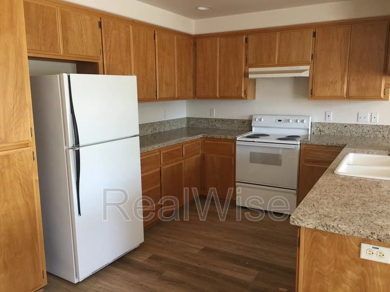Medford Townhome: 1221 Skeeters Ln