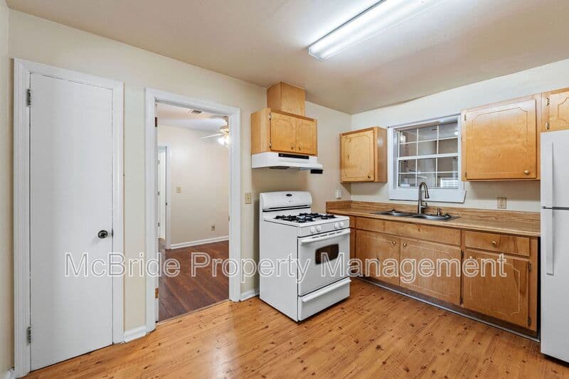 Augusta House: 1739 Cornell Drive