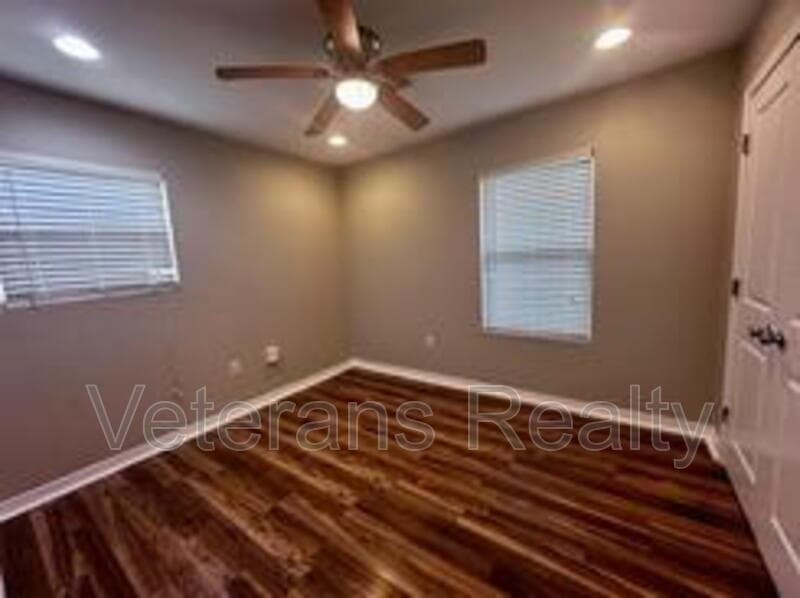 Long Beach House: 113 Alverado Dr
