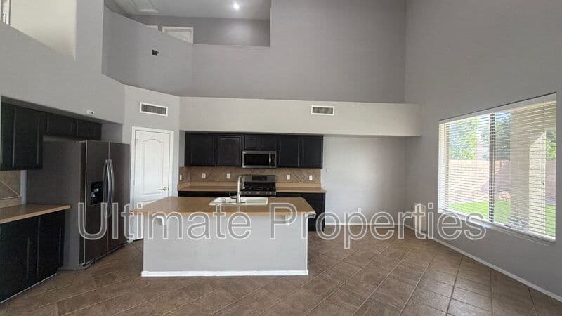 Avondale House: 3439 N 126th Dr