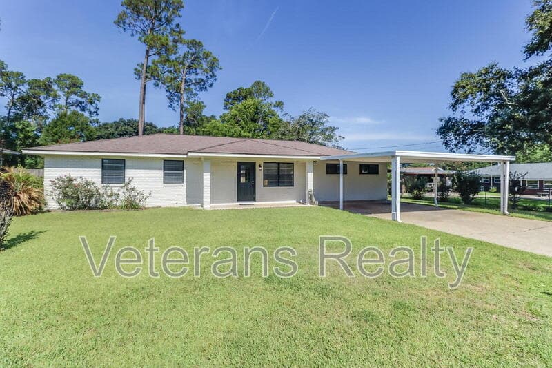 Long Beach House: 129 Quarles Street