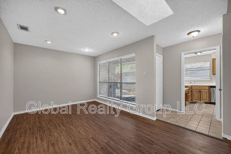 Universal City House: 118 Golden Way