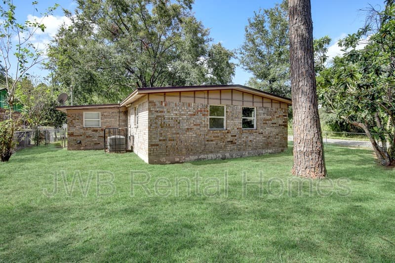 Jacksonville House: 3837 Nancy St