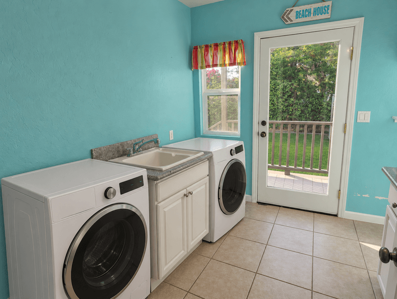 Montrose House: 2274 Luana Lane