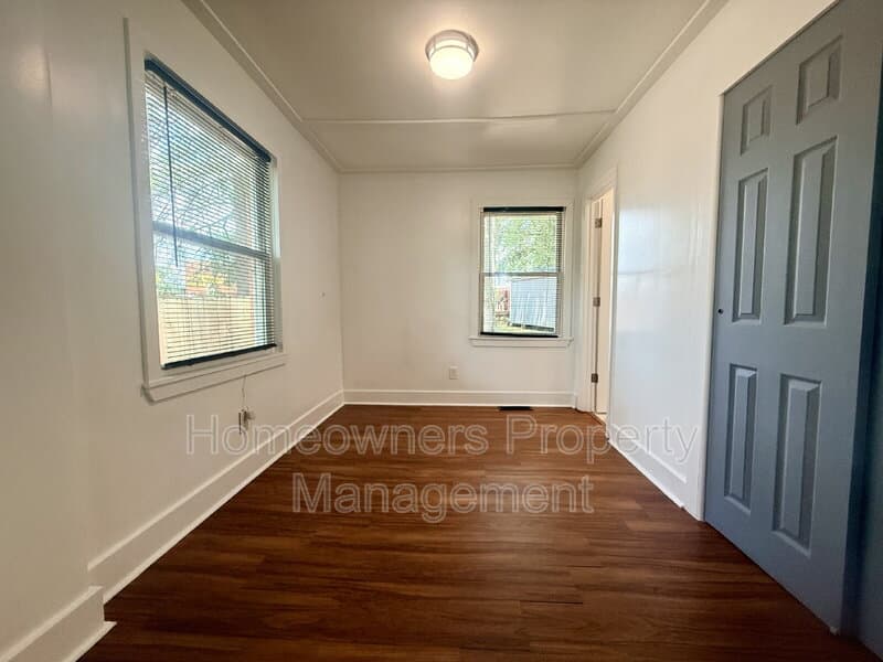 Raeford House: 113 N Wright St