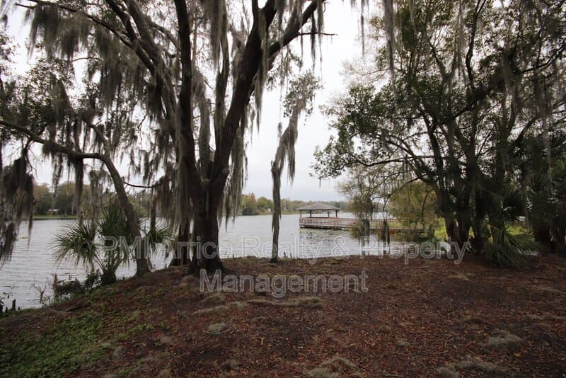 Tampa Townhome: 7430 E Bank Dr