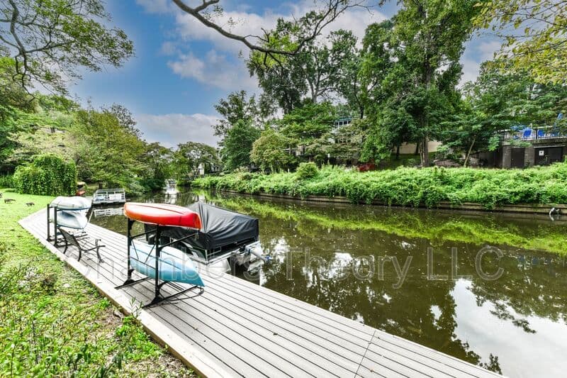 Reston House: 11475 Washington Plz W