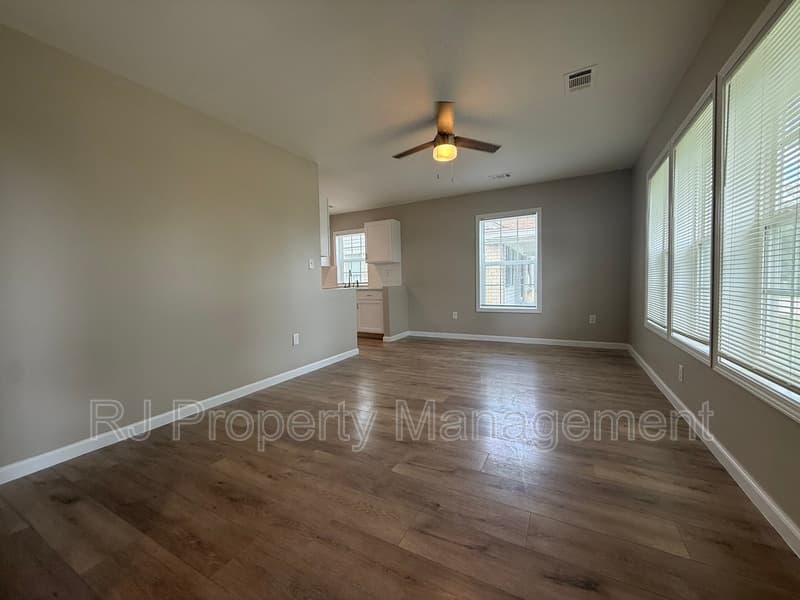 Memphis House: 86 W Dempster Ave