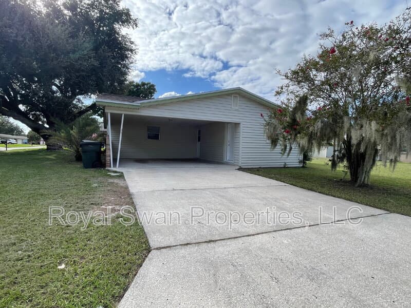 Lakeland House: 303 Thornwood Way