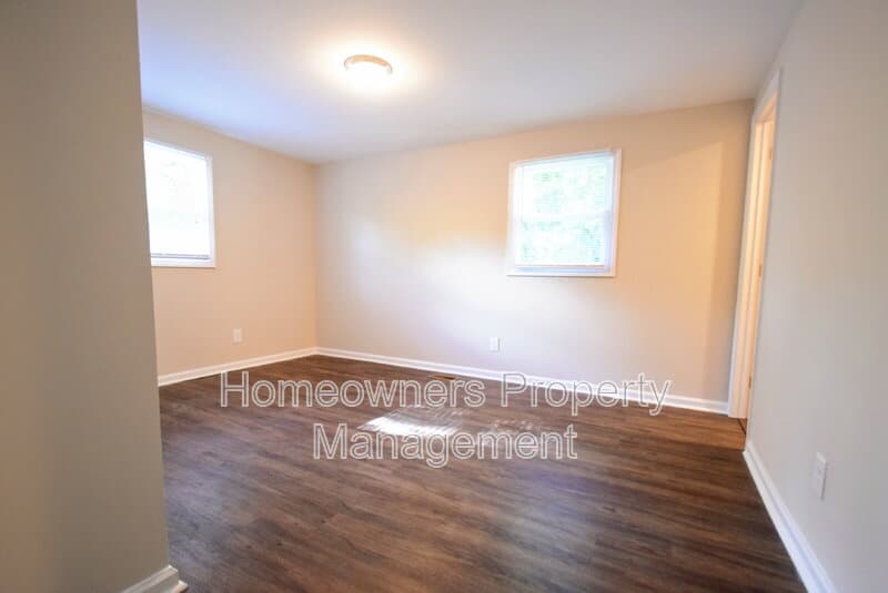 Fayetteville House: 405 Andrews Rd