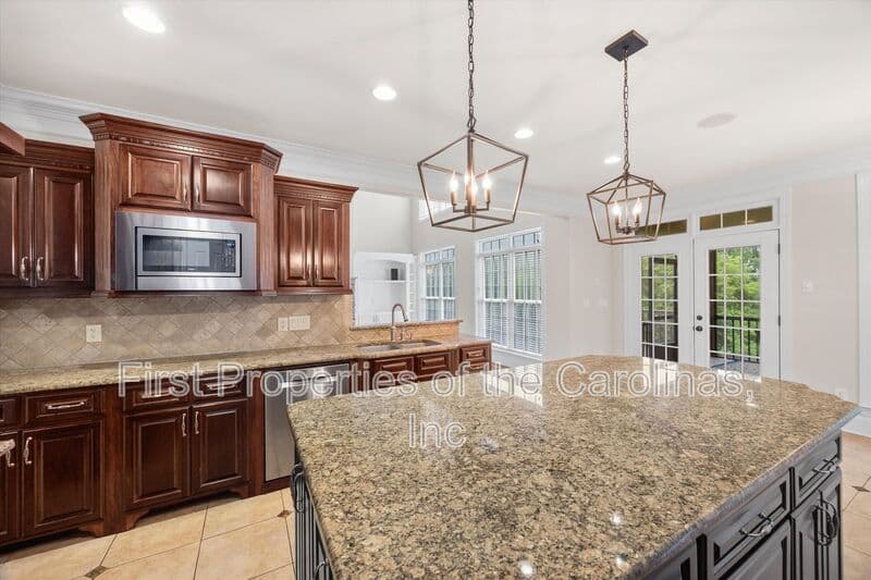 Lake Wylie House: 334 Stone Cliff Lane