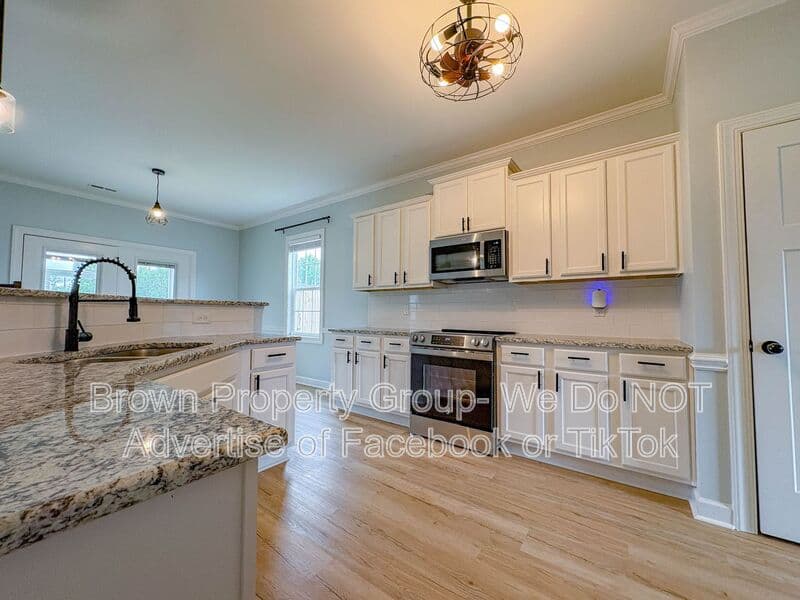 Raeford House: 300 St. Matthews Church Rd