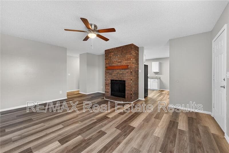 Fayetteville House: 4418 W Acoma St