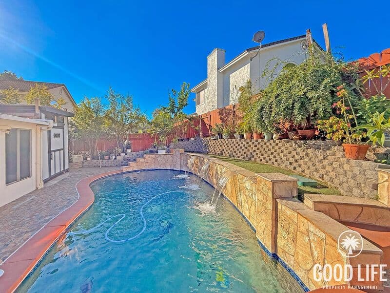 Escondido House: 1900 Angeles Gln
