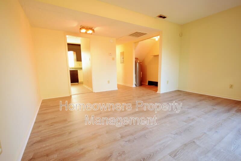 Fayetteville House: 421 Kirkcaldy Ct
