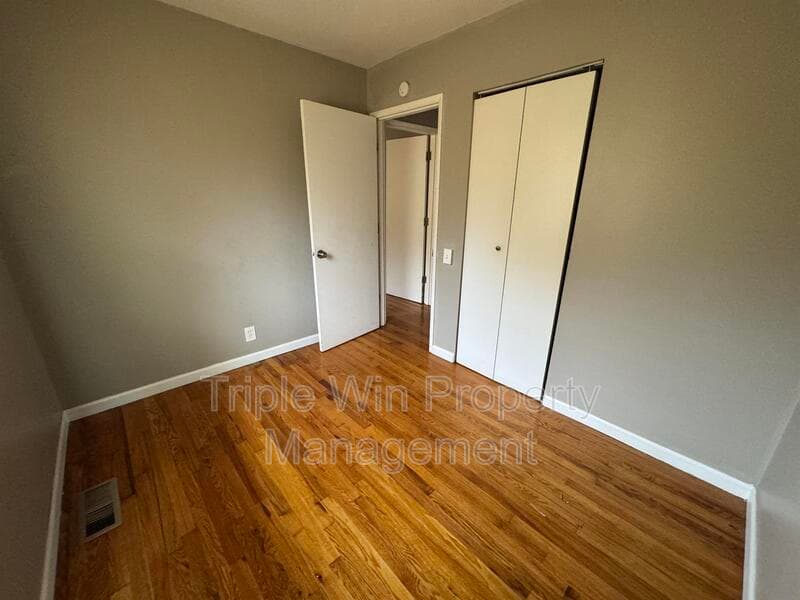 Saint Louis House: 1372 Farmview Ave