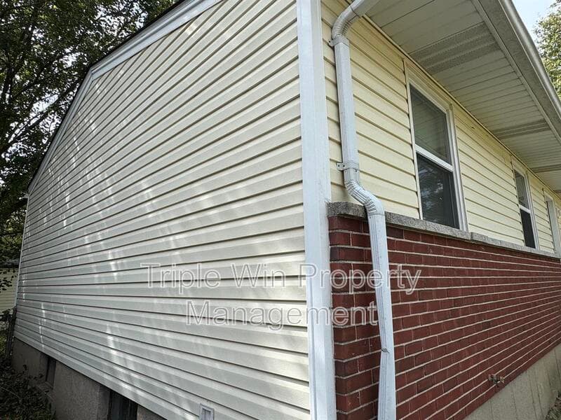 Saint Louis House: 1372 Farmview Ave