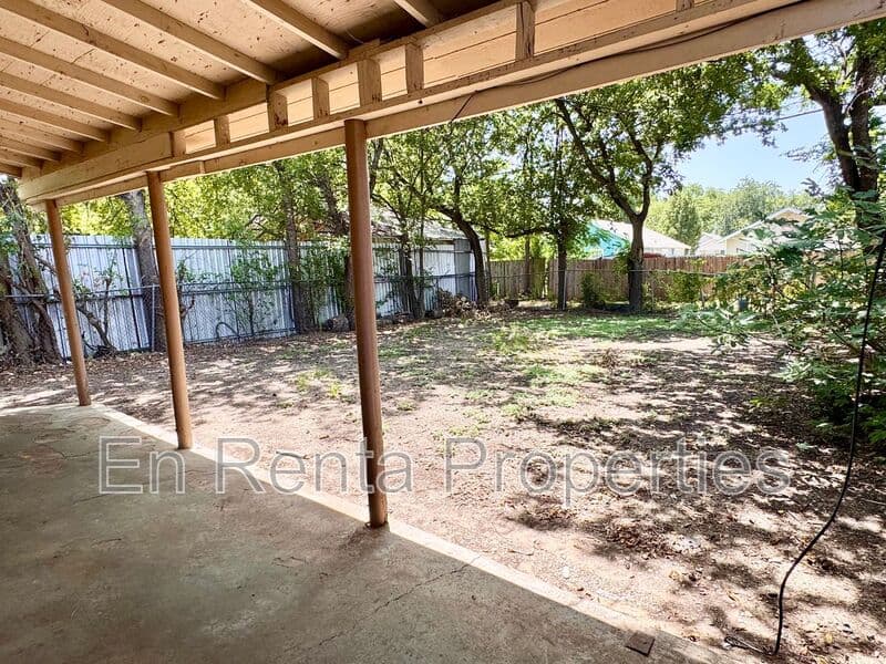 Fort Worth House: 525 Hammond St.