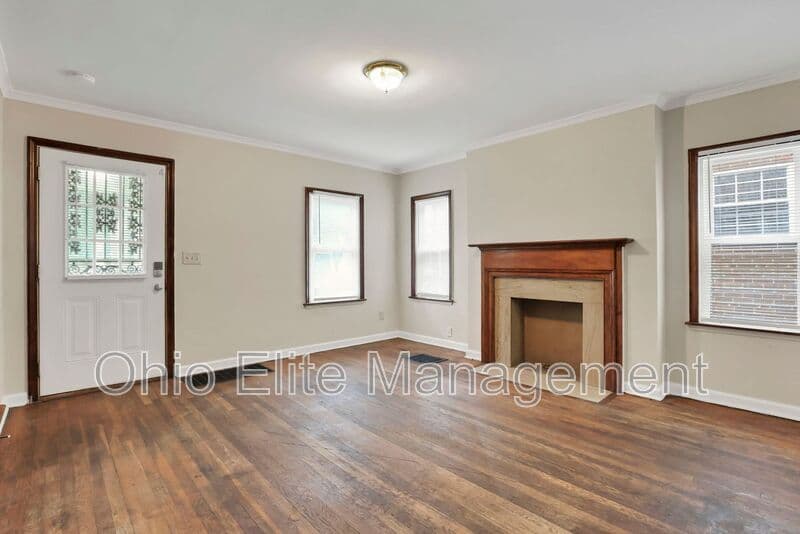 Columbus House: 53 S Burgess Ave