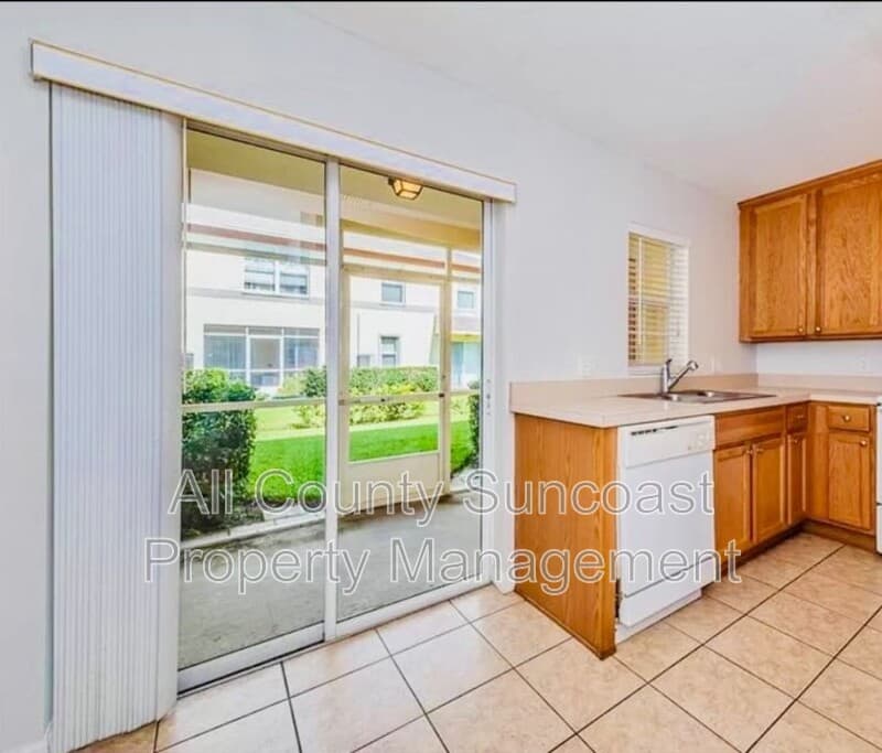 St. Petersburg House: 3872 Mariner Dr