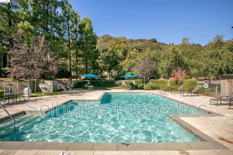 Oakland House: 660 Canyon Oaks Dr