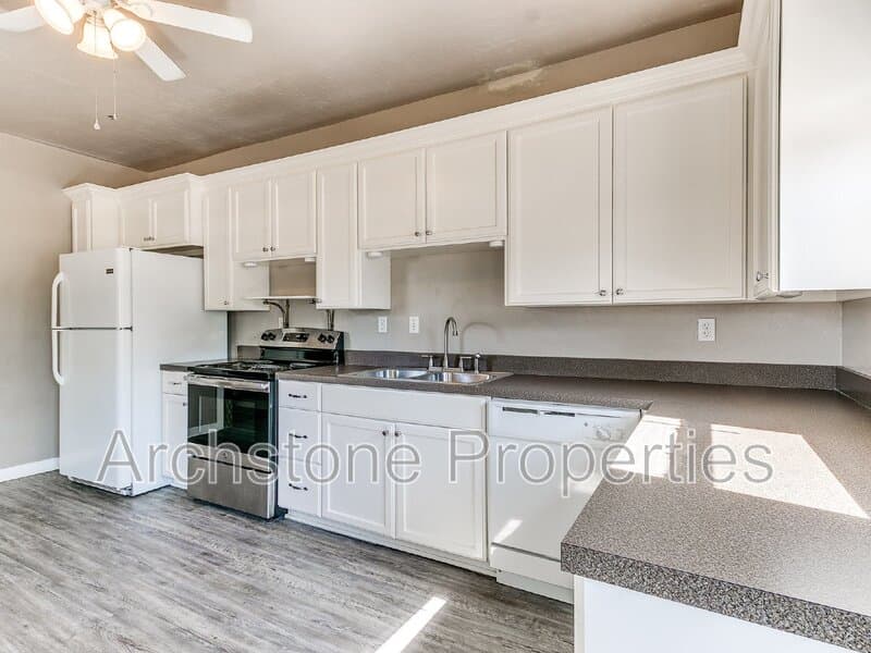 Edmond House: 202 E 3rd St