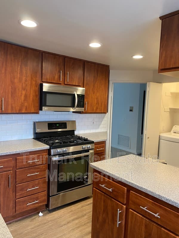 Glendale Condo: 412 N Kenwood St.