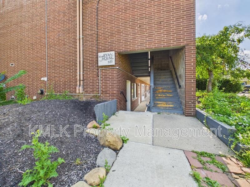 Akron Condo: 685 Sherman St
