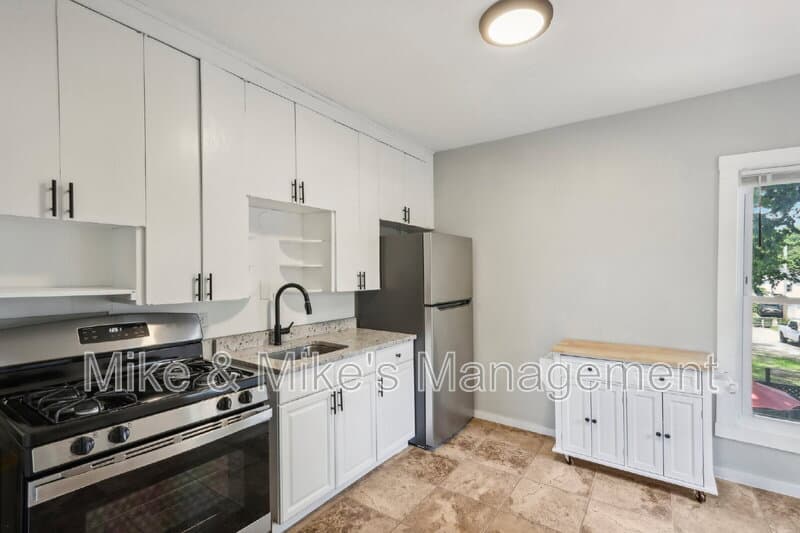 Milwaukee Condo: 506 E Linus St Uppr REAR
