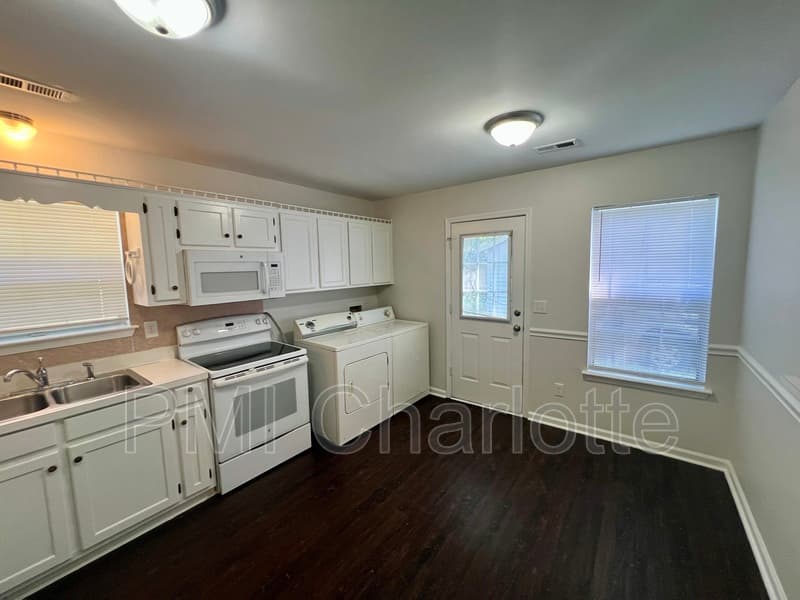 Charlotte House: 6204 Easter Ln