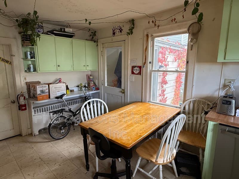 Burlington Condo: 14 Dans Court - 14