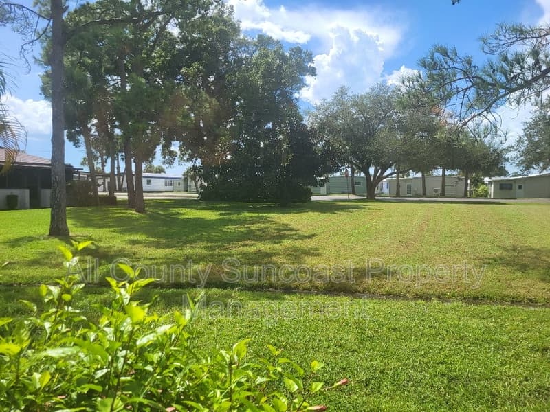 Largo Condo: 1211 11th Circle SE