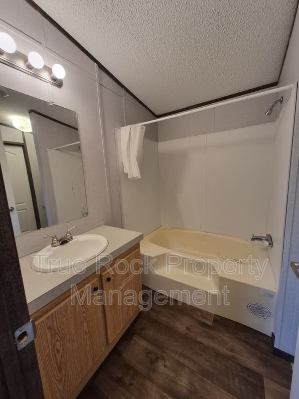 Ada House: 16213 County Road 1525