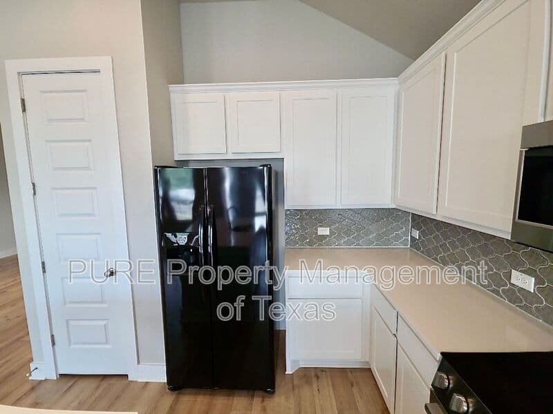 Manor House: 16520 Summery St