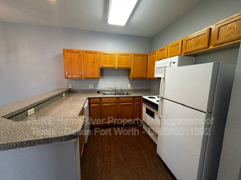 Grapevine Apartment: 400 Glade Road