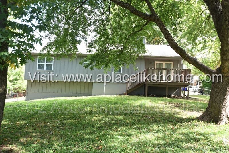 Olathe House: 14120 S Raintree Dr