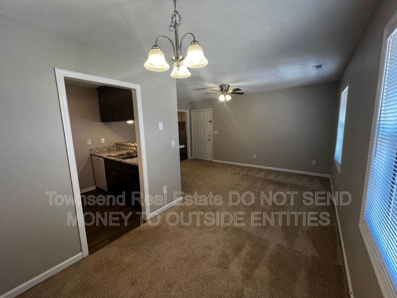 Fayetteville House: 1425C Ireland Dr
