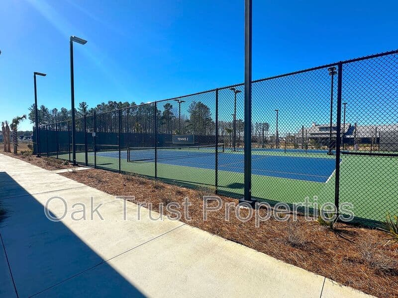 Summerville House: 651 Blueway Avenue