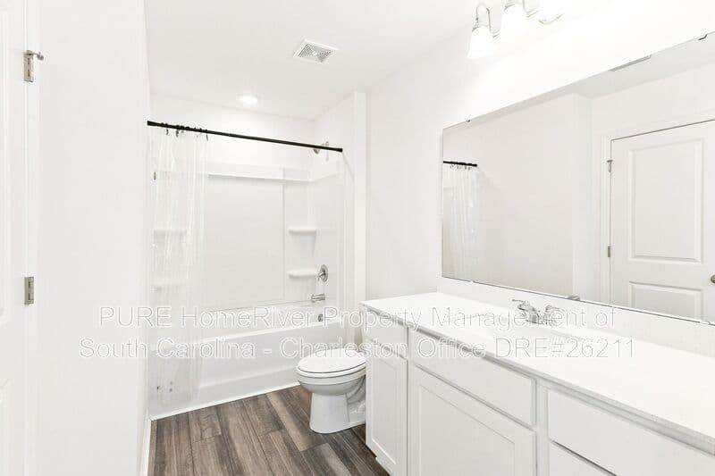 Summerville House: 1305 Scarlett Maple St