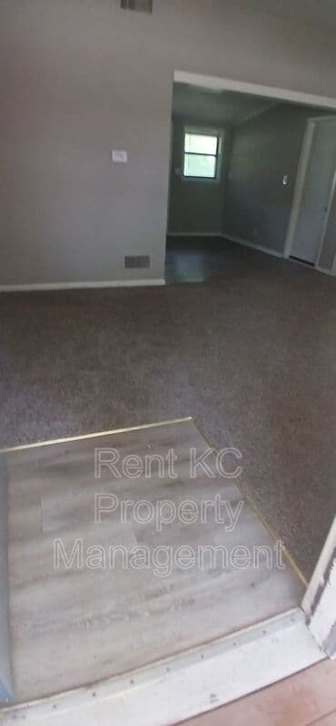Independence House: 412 N Cochise Dr