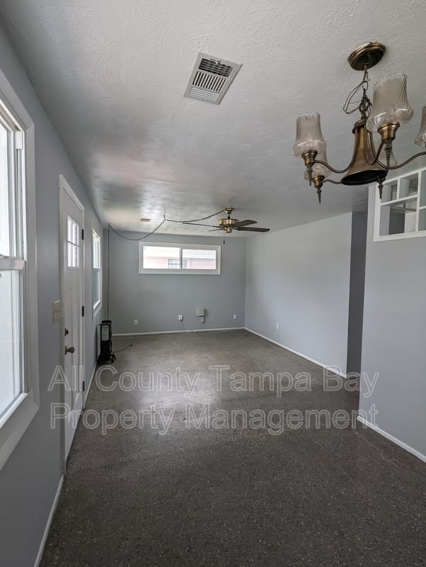 Tampa House: 6021 W Hanna