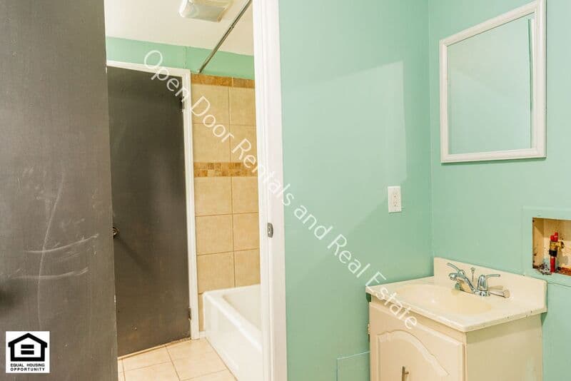 Fort Wayne House: 6718 Raintree Road
