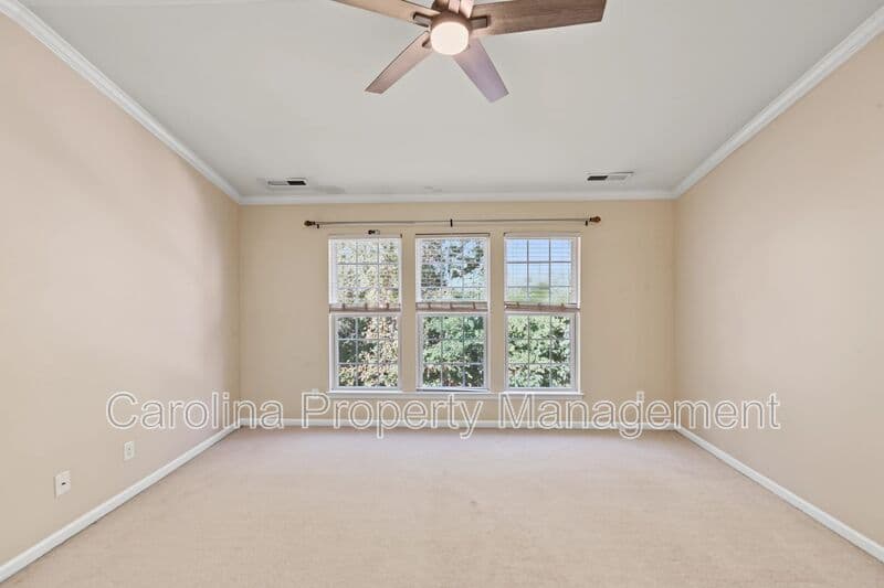 Charlotte House: 15422 Canmore St